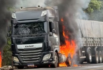 Incêndio atinge carreta na BR-153 próximo ao acesso a Rancho Grande