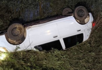 Bombeiros atendem capotamento de veículo em Passos Maia