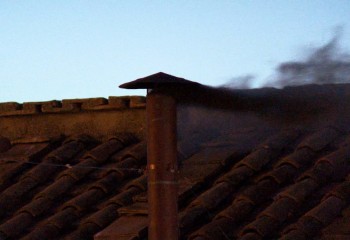 Sai primeira fumaça do conclave; saiba quando serão as próximas votações