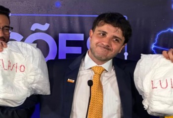 Renan Santos leva fraldas a debate para ironizar ausências de Lula e Flávio Bolsonaro