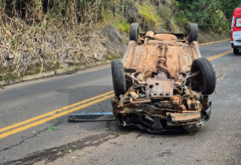 Carro capota na SC-480 e adolescente fica ferido