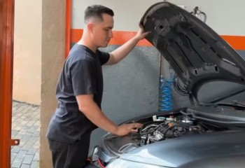Mecânico paranaense que perdeu a visão na infância usa tato, audição e tecnologia para consertar carros