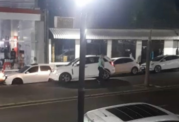 Motorista embriagada provoca acidente com cinco veículos e tenta agredir outra mulher com facão