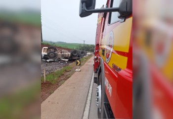 Acidente deixa motorista ferido após capotamento