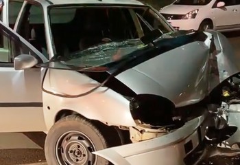 Motorista fica gravemente ferido após bater carro contra poste durante a madrugada
