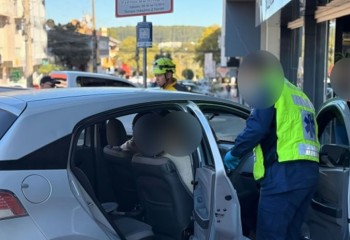 Idosos são socorridos após carro atingir fachada de prédio no centro
