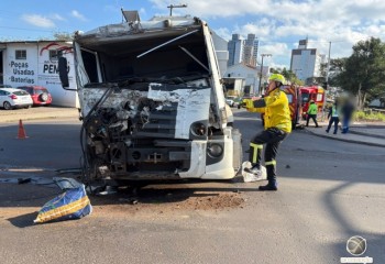 Carreta avança sinal e causa colisão com caminhão