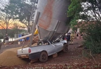 Carro sai da pista, bate em silo e estrutura com 10 toneladas de grãos desaba