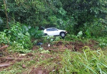 Carro sai da pista e cai em ribanceira de 15 metros