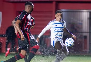 Vitória e Cruzeiro empatam jogo marcado por gramado encharcado e cena forte