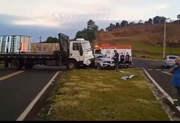 Colisão entre caminhão e carro é registrada no trevo da PRC-180 entre Marmeleiro, Renascença e Campo Erê