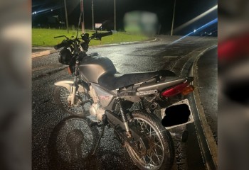 Jovem fica ferido após queda de motocicleta na via periférica