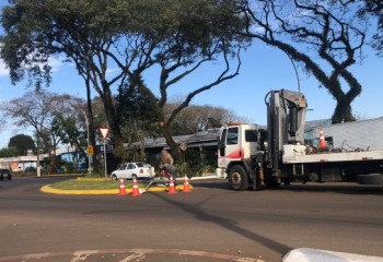 Veículo colide com poste e danifica câmera de segurança em Avenida
