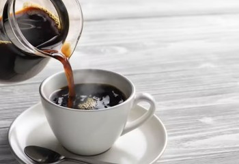 Beber chá ou café muito quente triplica risco de câncer de esôfago, diz estudo