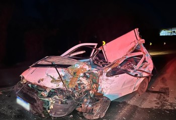 Duas pessoas morrem em acidente entre carro e caminhão na BR-163