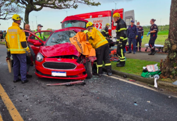 Grave acidente entre ônibus e carro deixa duas pessoas mortas em SC