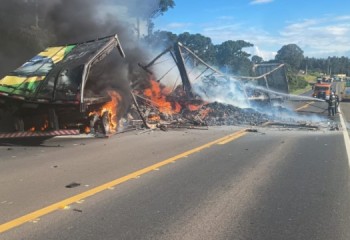 Caminhões pegam fogo após colisão na BR-373