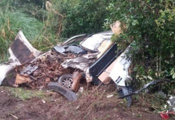 Acidente entre carro e caminhão mata três pessoas na BR-470