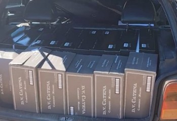 Polícia Militar apreende 51 caixas de vinho argentino em operação na zona rural
