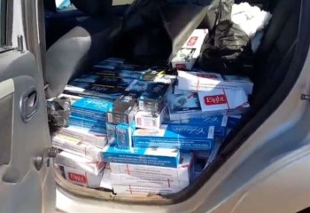 Motorista foge e abandona veículo com carga de cigarros contrabandeados no Paraná
