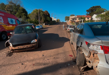 Condutora perde o controle ao desviar de buraco e colide contra veículo estacionado