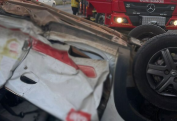 Colisão entre carros termina com capotamento e vítimas presas às ferragens no Meio-Oeste de SC