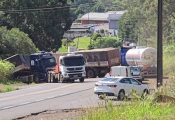 Caos na Serra do BNH: vídeo mostra carreta travada e trânsito bloqueado na BR-163