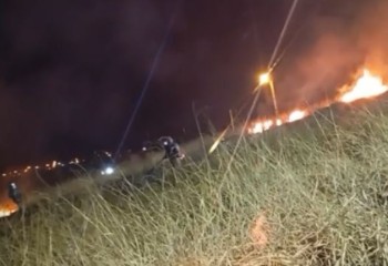 Corpo de Bombeiros combate incêndio de grandes proporções em área de vegetação