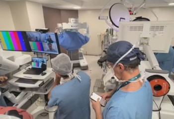 Médico brasileiro na China opera paciente em Porto Alegre com robô