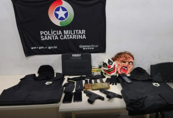 Polícia apreende duas pistolas, 247 munições e carro com registro de furto