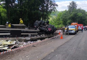 Motorista morre após caminhão tombar na SC-283