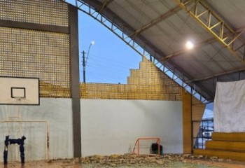 Vendaval derruba parte de parede em ginásio e fere crianças