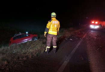 Colisão frontal entre carro e ônibus deixa uma pessoa morta no Oeste de SC
