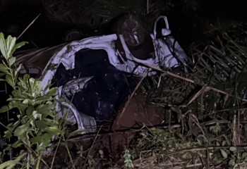 Jovem de 21 anos morre após veículo sair da pista e capotar