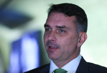 Flávio Bolsonaro declara apoio ao fim da escala 6x1