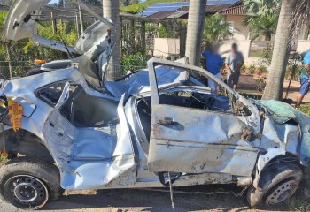Três jovens morrem após carro sair da pista e atingir poste em SC