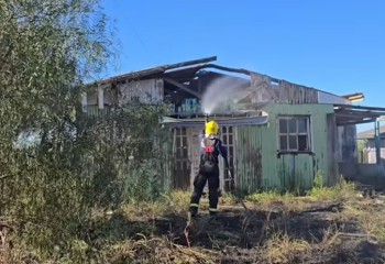 Bombeiros combatem princípio de incêndio em residência desabitada