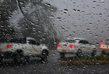 Frente fria avança por SC e traz chuva, vento e queda de temperaturas