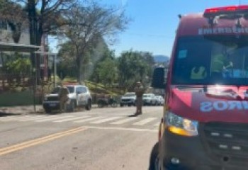 Criança de 9 anos é atropelada em frente à escola
