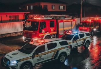 Mulher é encontrada morta com faca no peito; marido é suspeito do crime