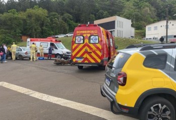 Colisão entre carro e moto deixa mulher ferida