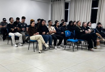 Empresário Ricardo Opolski compartilha com alunos da Unetri a aplicação da contabilidade na gestão empresarial