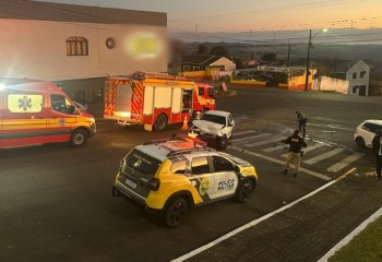Colisão entre dois carros mobiliza bombeiros e SAMU