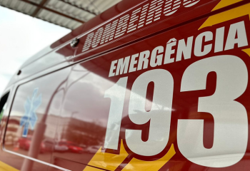 Acidente envolvendo carro e moto mobiliza bombeiros