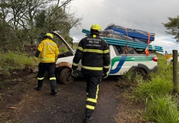 Saída de pista seguida de tombamento na BR-282 não deixa feridos