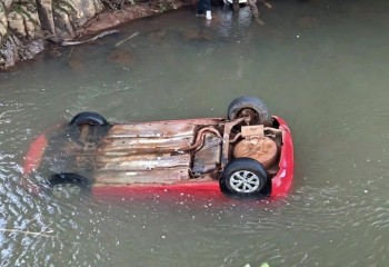 Carro cai de ponte e deixa uma pessoa morta e três feridas