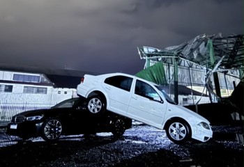 Forte temporal provoca destruição, veículos são arremessados e estruturas ficam danificadas