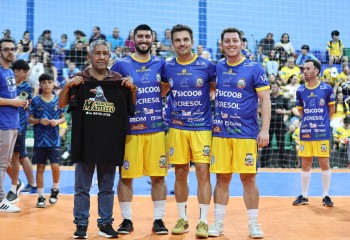 Mercado Matiello patrocina jogo festivo com o craque Falcão