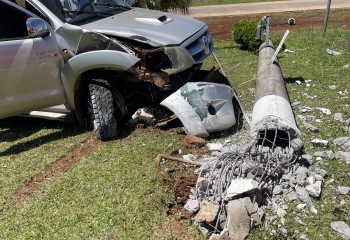 Hilux atinge poste de videomonitoramento no trevo do Centro de Eventos