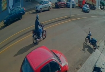 Colisão entre moto e carro deixa jovem gravemente ferido